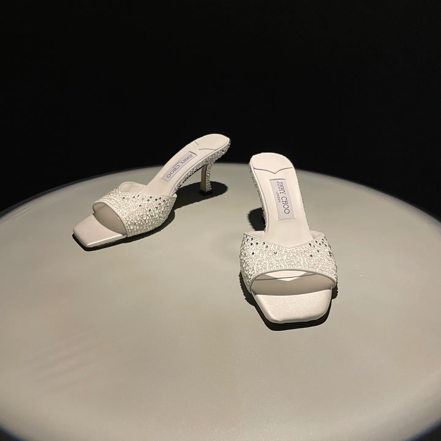 👟👟Ex-factory price 640👟👟 JIMMY CHOO A pair of high heels that can conquer all men👠Easy to wear and versatile, a must-have item for the annual meeting🥂Bilng Bilng is so beautiful that no one can breathe. Material: silk hot diamond gradient champagne color🍸Sheepskin lining Italian leather outsole 2 colors for sale: champagne white Size: 34-40 (41 42 43 (Customized)) Height 7cm, packed at the same time at the counter!